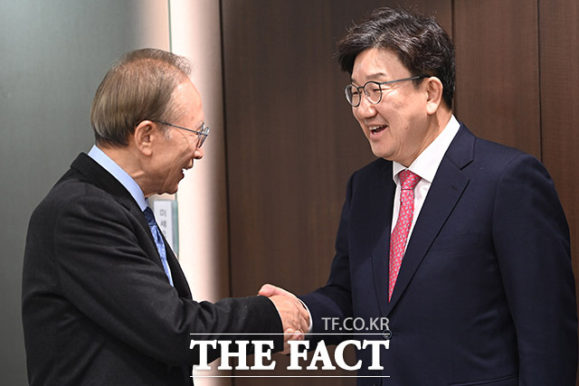 이명박 전 대통령이 17일 권성동 국민의힘 원내대표를 만나 소수 정당이 똘똘 뭉쳐 대통령이 일할 수 있도록 밀어줘야 하는데 당이 분열돼 있어서 참 안타까웠다라고 말했다. /남윤호 기자