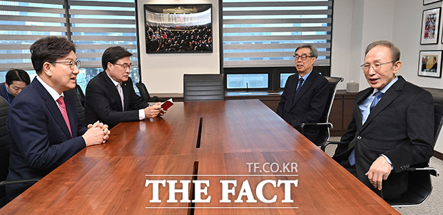 이날 권성동 원내대표는 이 전 대통령을 예방해 계엄·탄핵 정국 속 분열된 국론 통합 방안 등 정국 현안에 대해 조언을 구할 것으로 알려졌다.