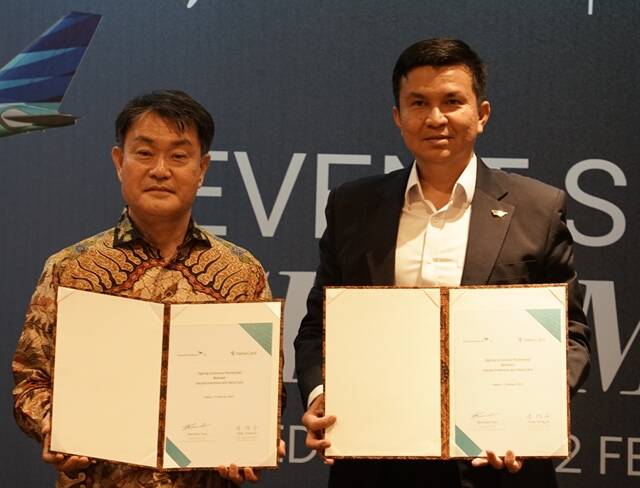 성영수 하나카드 대표이사(왼쪽)와 와밀단 가루다인도네시아 대표이사가 지난 12일 가루다인도네시아 본사에서 열린 파트너십 체결식에서 기념촬영을 하고 있다. /하나카드