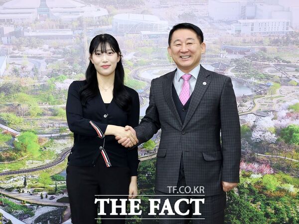 서철모 대전 서구청장이 17일 제2연평해전에서 전사한 고 조천형 상사의 딸 조시은 후보생(해군 학군사관후보생, NROTC, 사진 왼쪽)을 만나 간담회를 가졌다./대전 서구