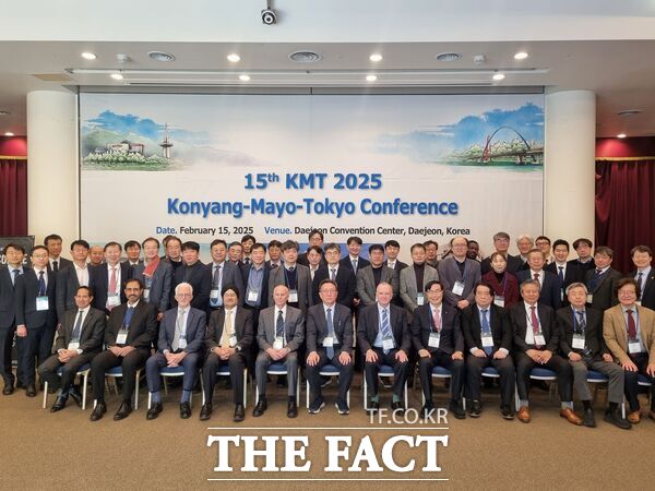 건양대병원이 15일 DCC대전컨벤션센터에서 미국 메이요클리닉, 일본 가와사키사이와이병원 공동으로 주최한 제15회 건양대병원 국제 심혈관질환 심포지엄’을 성공적으로 마쳤다. /건양대병원