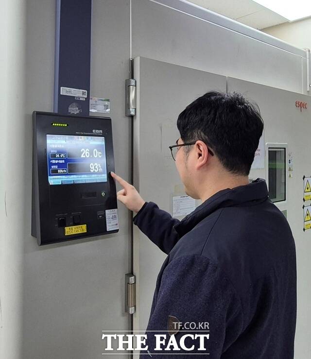 KTL 직원이 국산의료기기 신뢰성 평가를 하고 있다. /KTL