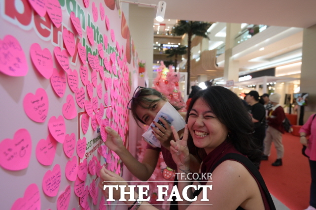 16일(현지신간) 인도네시아 자카르타에서 열린 농식품해외박람회장에서 2027 논산세계딸기산업엑스포 홍보관에 설치된 엑스포 소원트리에 인도네시아 현지인들의 관심이 쏟아지고 있다. /논산시