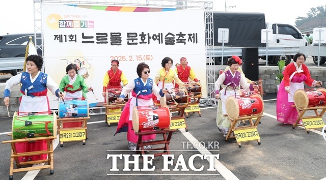 태안읍 반곡2리 주민들로 구성된 느르물 문화예술단의 장구 공연 모습 / 태안군.