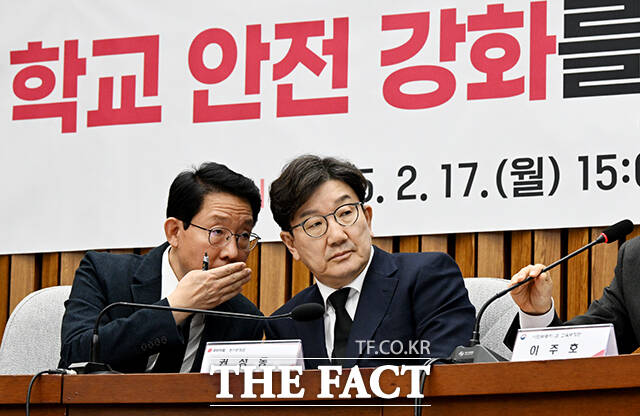 권성동 국민의힘 원내대표와 대화하는 김상훈 정책위의장(왼쪽).