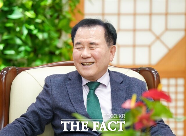 김지철 충남도교육감이 더팩트와 인터뷰를 진행하며 환하게 웃고 있다. /충남도교육청
