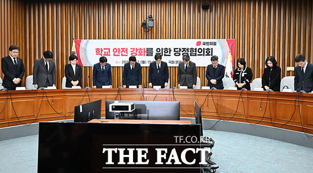 교사에게 살해 당한 김하늘 양을 추모하는 묵념하는 권성동 국민의힘 원내대표와 이주호 사회부총리 겸 교육부 장관 등 참석자들.