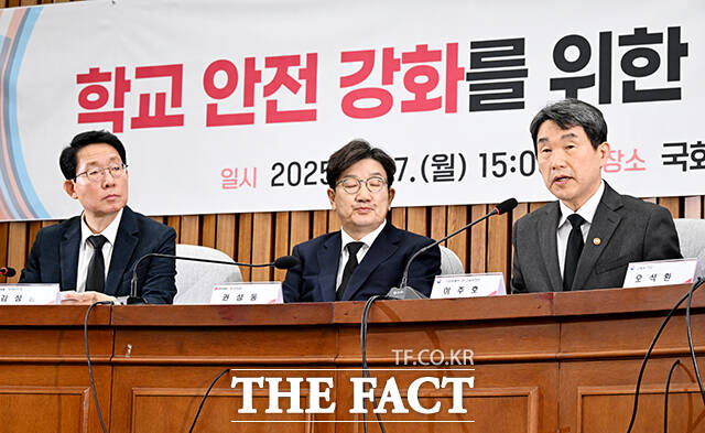 모두발언하는 이주호 사회부총리 겸 교육부 장관(오른쪽).