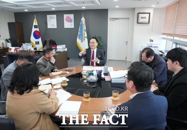 17일 박상돈 천안시장이 천안시청에서 2025년 재난관리평가 현장 역량평가 인터뷰를 진행하고 있다. /천안시