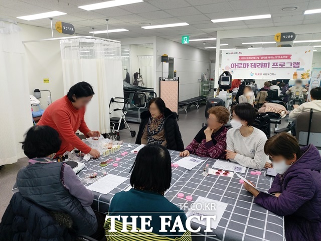 서울 마포구(구청장 박강수)는 오는 4월까지 마포구보건소 서강보건지소에서 지역사회중심 재활사업의 일환인 장애인을 위한 힐링교실을 운영한다. 사진은 아로마테라피교실./마포구