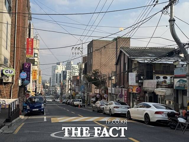 한남5구역 조합은 지난 15일 조합 임원 선출을 위한 총회를 열고 새 조합장(1명) 및 감사(2명), 이사(10명)를 선출했다. 새 조합장에는 현재 조합장 직무 대행인 신상철 후보가 총투표수 1198표 가운데 45.99%인 551표를 받아 당선됐다. 사진은 서울 용산구 보광동 일대. /황준익 기자