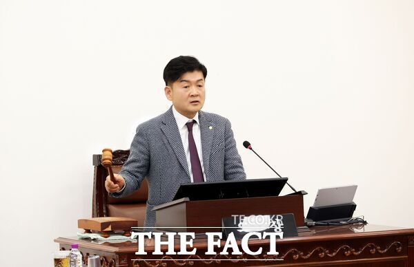 대전시 유성구의회는 17일 제276회 임시회를 개회했다. 김동수 의장이 개회를 선언하고 있다./유성구의회