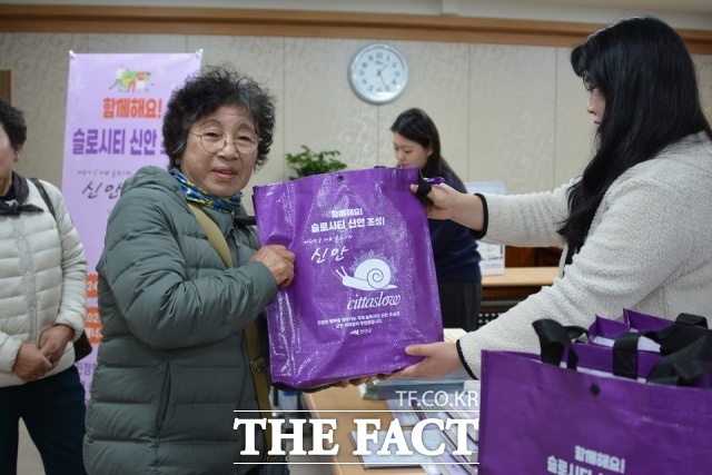 신안군은 지난 13일 지도읍을 시작으로 28일까지 전 읍·면 2000명을 대상으로 주민 슬로시티 캠페인을 실시하고 있다. /신안군