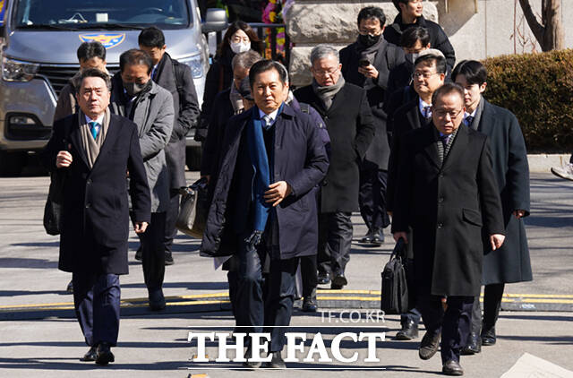 정청래 국회 탄핵소추위원장과 변호인단이 18일 서울 종로구 헌법재판소에서 열린 윤석열 대통령 탄핵심판 9차 변론기일에 출석하고 있다. /사진공동취재단