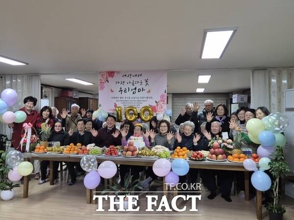 17일 대전 서구 만년동 상록수 아파트 경로당에서 100세 장수 축하 행사가 열리고 있다. /대전 서구