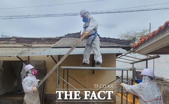 화성시는 1급 발암물질인 석면의 비산을 막기 위해 슬레이트 건축물 철거비를 지원한다. /화성시