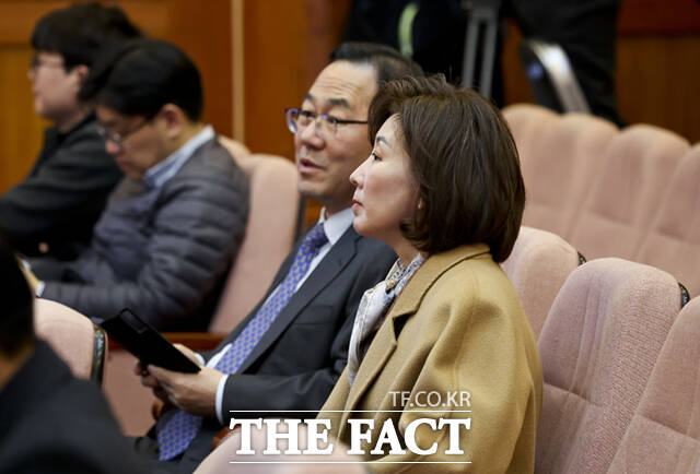 국민의힘 소속 주호영(왼쪽), 나경원 의원이 18일 서울 종로구 헌법재판소에서 열린 윤석열 대통령 탄핵심판 9차 변론을 참관하기 위해 입장해 있다. /사진공동취재단