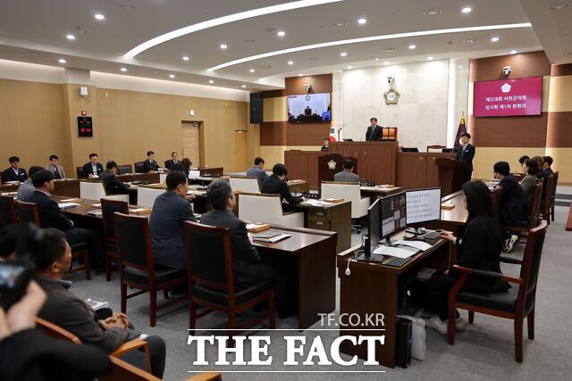서천군의회가 17일 제328회 임시회 일정을 진행하고 있다. /서천군의회