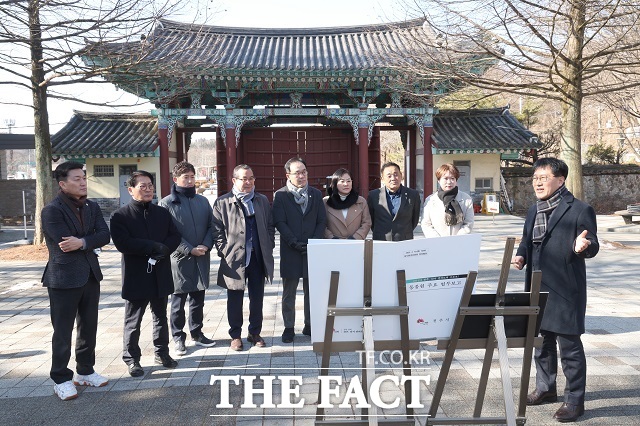 전주시의회 복지환경위원회 소속 의원들이 18일 전주동물원을 찾아 시설 상태를 점검하고 있다. /전주시의회