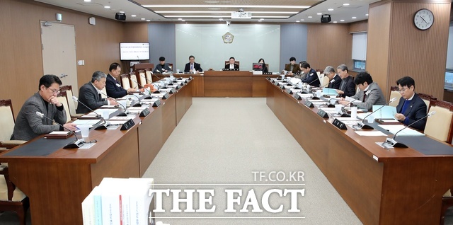 충남도의회 예산결산특별위원회가 18일 제357회 임시회 1차 회의를 열고 2025년도 제1회 충남도 추가경정예산안을 심사하고 있다. /충남도의회