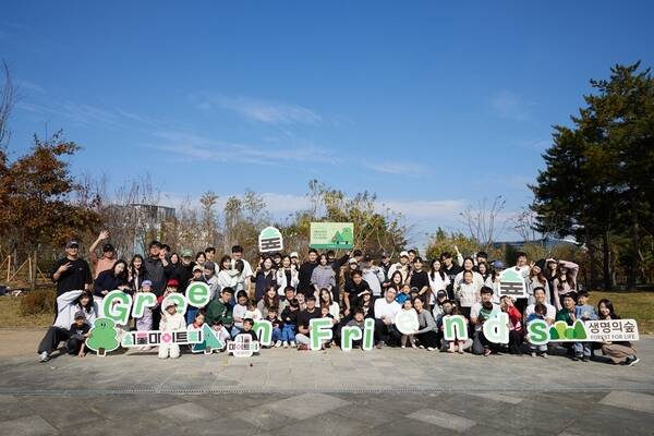 지난해 11월 서울 강남구 소재 율현공원에서 현대백화점 임직원과 가족들이 서울 마이 트리 - 내 나무 갖기 기부 프로젝트에 참여해 나무심기 봉사활동을 마친 뒤 기념사진을 찍고 있다. /현대백화점
