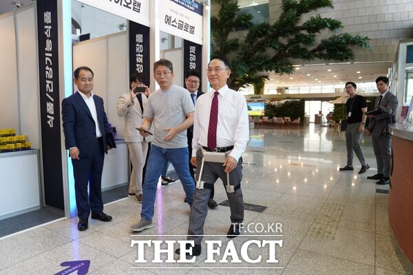 C-STAR 기업인 위로보틱스 관계자가 2024년 6월 26일 천안시청에서 열린 시너지이노베이션 행사에서 초경량 웨어러블 로봇을 시연하고 있다. /천안시