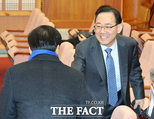 주호영 국민의힘 의원(오른쪽)과 이성윤 더불어민주당 의원이 18일 서울 종로구 헌법재판소에서 열린 윤석열 대통령 탄핵심판 9차 변론기일에서 인사를 나누고 있다. /사진공동취재단