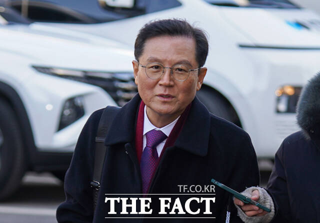 윤석열 대통령 측 변호인인 윤갑근 변호사가 18일 서울 종로구 헌법재판소에서 열린 윤석열 대통령 탄핵심판 9차 변론기일에 출석해 입장을 밝히고 있다. /사진공동취재단