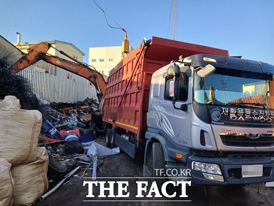 17일 부산 사상구 고철수거업체에서 일하던 60대 노동자가 회전하는 굴삭기에 부딪혀 숨졌다./부산사상경찰서