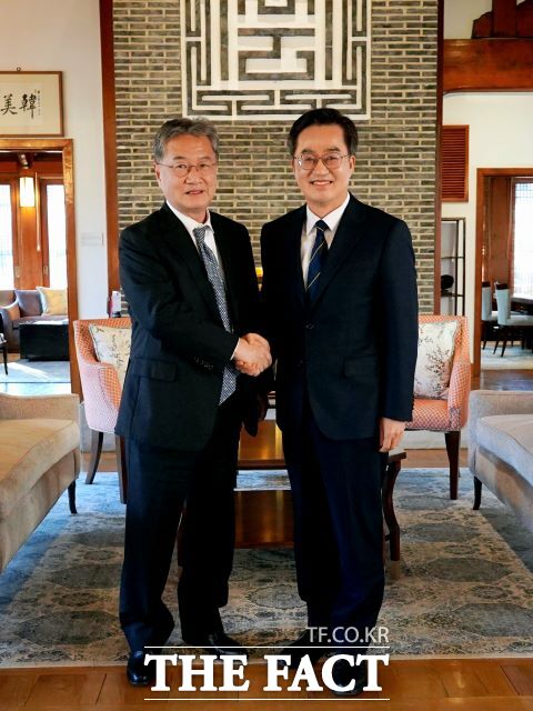 김동연 경기도지사(오른쪽)와 조셉 윤 주한 미국 대사대리(왼쪽)가 기념 촬영을 하고 있다./경기도