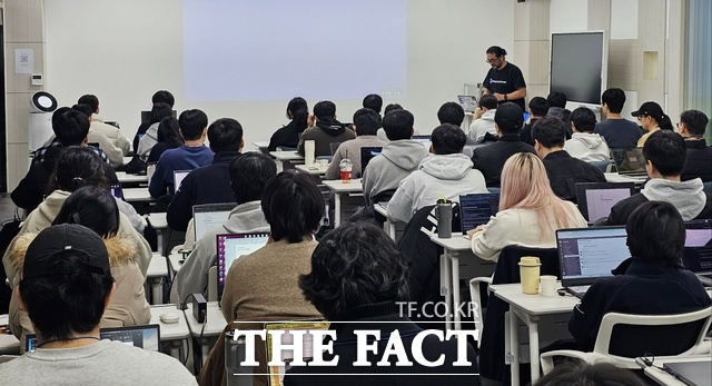 부트캠프 특강은 소프트웨어 개발자가 직접 참여해 새로운 개발도구을 활용한 애플리케이션 개발 방법을 학습하는 시간으로 마련됐다. / 경산시
