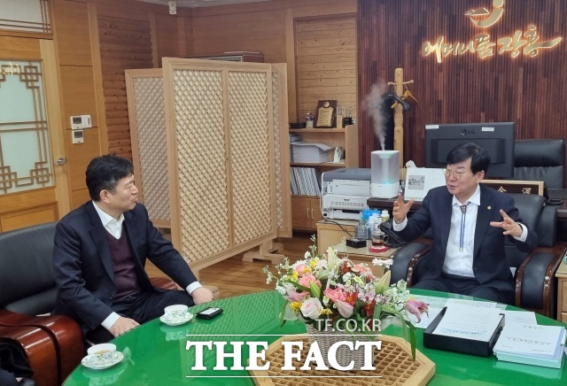 김성 장흥군수(오른쪽)가 오진영 국가보훈부 보훈문화정책실장 면담을 통해 호국원 추친현황을 설명하고 있다. /장흥군