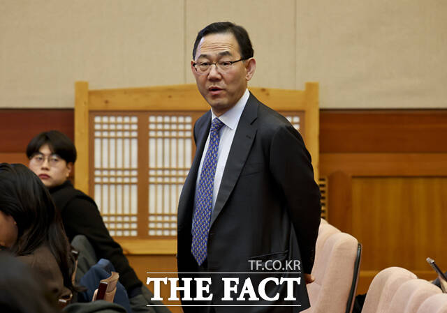 주호영 국민의힘 의원이 18일 서울 종로구 헌법재판소에서 열린 윤석열 대통령 탄핵심판 9차 변론을 참관하기 위해 입장하고 있다. /사진공동취재단