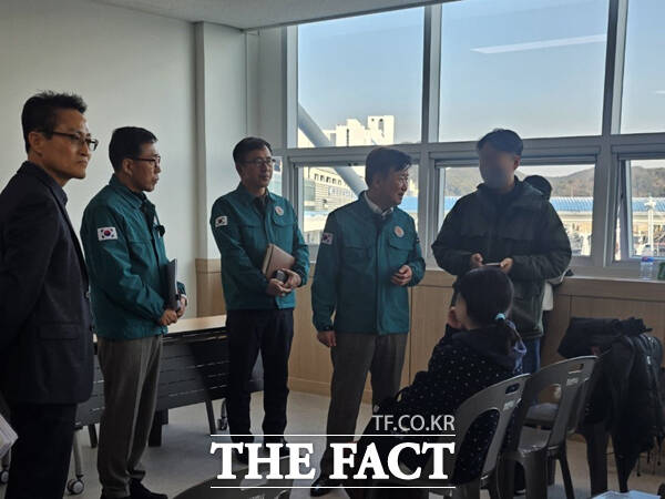 정기명 여수시장이 지난 10일 제22서경호 침몰 사고 실종자 가족을 만나 위로하고 있는 장면 /여수시
