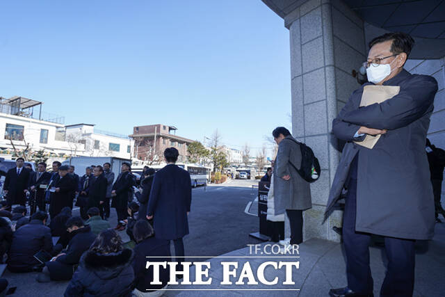 윤석열 대통령 측 변호인인 석동현 변호사(오른쪽)가 18일 서울 종로구 헌법재판소에서 열린 윤석열 대통령 탄핵심판 9차 변론기일에 출석하던 중 국회 측 변호인단의 발언을 듣고 있다. /사진공동취재단