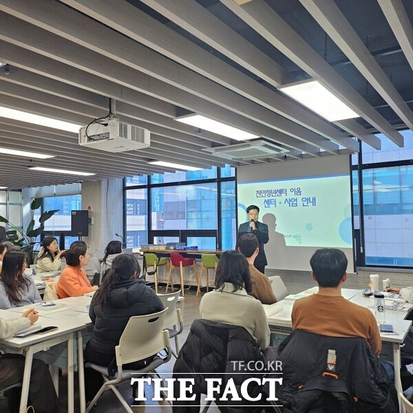 18일 차명국 천안시 기획조정실장이 청년 일자리 지원사업 참여자를 대상으로 사업 설명을 하고 있다. /천안시