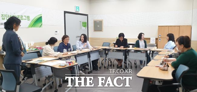 취업 희망 여성들이 취업탄탄 집단상단 프로그램에 참여해 활동하는 모습 /광명시