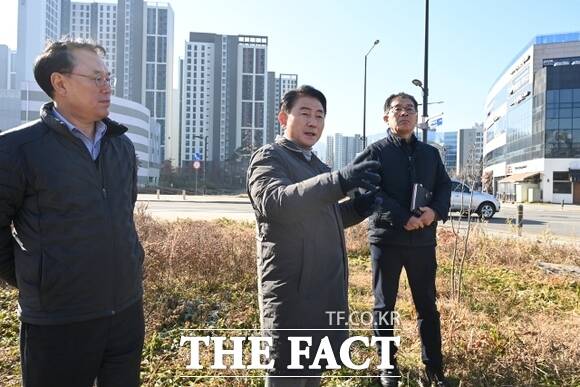 김동근 의정부시장이 나눔주차장 시범사업 대상지인 고산공공택지지구 일원을 점검하고 있다./의정부
