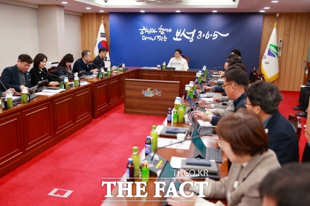 김철우 보성군수(사진 가운데)가 태블릿PC를 활용한 종이 없는 간부회의를 주재하고 있다./보성군