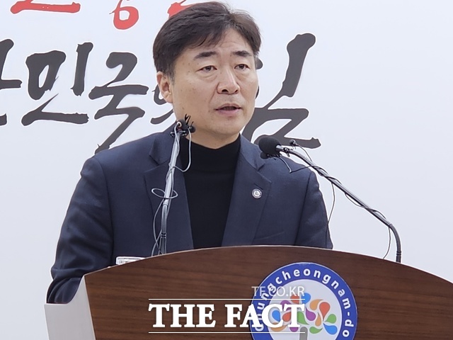 김종수 충남도 인구전략국장이 18일 도청 프레스센터에서 기자회견을 열고 손자녀를 돌보는 조부모에게 월 30만 원을 지원하는 힘쎈충남 풀케어 돌봄정책 버전업 계획을 발표하고 있다. /이정석 기자