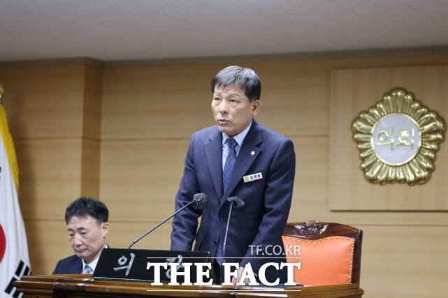 김영춘 부여군의장이 18일 올해 첫번째로 열린 제290회 임시회에서 개회사를 하고 있다. /부여군의회