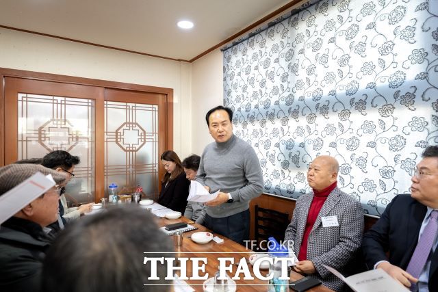 이권재 오산시장이 CES 참관 기업들과 오찬 간담회에서 발언하고 있다./오산시