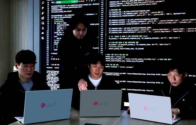 LG유플러스 임직원들이 모의해킹 진행 상황에 대한 정보를 공유하고 있다. /LG유플러스 제공