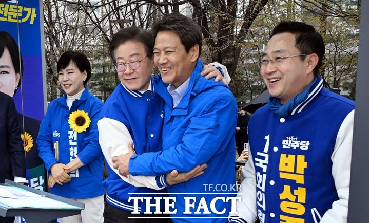 이재명 더불어민주당 대표(왼쪽에서 두 번째)가 오는 27일 친문재인계(친문계) 야권 잠룡으로 꼽히는 임종석 전 대통령 비서실장과 만나며 당내 통합 행보를 이어간다./뉴시스