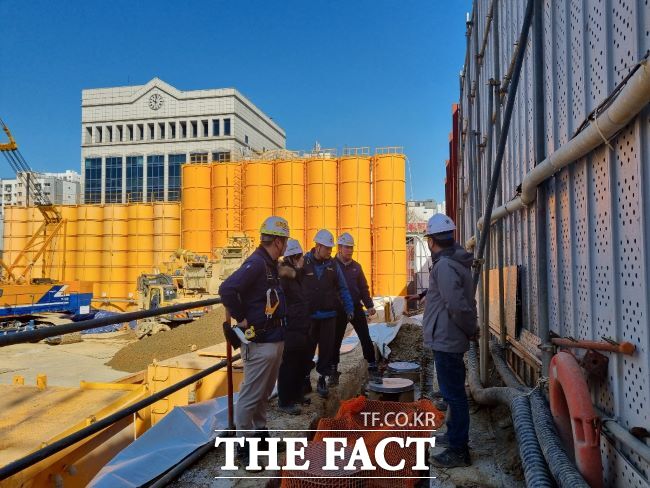 18일 안양5동의 한 건축공사장에서 실시된 안전점검 모습 /안양시