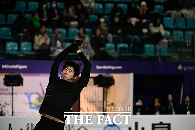 피겨 이시형이 19일 서울 양천구 목동 아이스링크에서 2025 ISU(국제빙상연맹) 사대륙 피겨스케이팅 대회 개막을 하루 앞두고 연습 연기를 펼치며 고공 점프를 시도하고 있다. /남윤호 기자