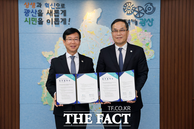 광주서부교육지원청과 광산구가 학교 체육시설 개방 활성화를 위한 업무협약을 체결했다. 사진은 업무협약식 후 기념 사진을 찍고 있는 박병규 광산구청장(사진 왼쪽)과 이성철 교육장./광주서부교육지원청