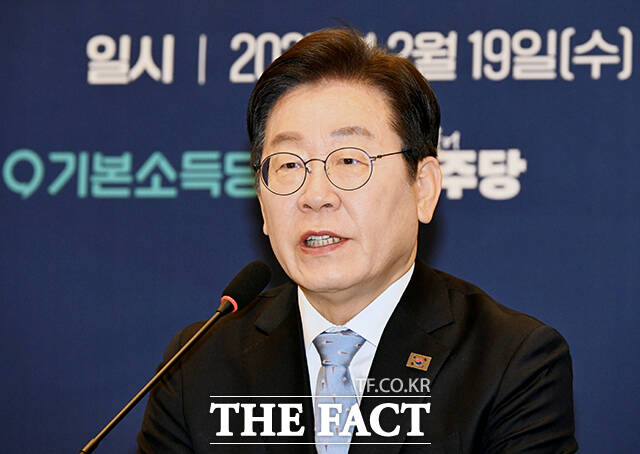 이재명 더불어민주당 대표가 19일 개헌론과 관련해 지금은 내란 극복에 집중할 때라며 현재 개헌을 얘기하면 블랙홀이 된다고 선을 그었다. /배정한 기자