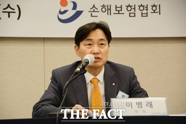 이병래 손보협회장이 19일 오전 서울 프레스센터에서 열린 기자간담회에 참석해 인삿말을 하고 말했다. /김태환 기자