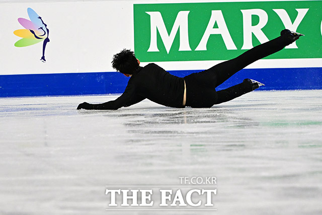 고난도 점프를 연습하던 이시형이 착지에 실패하며 넘어지고 있는 모습.